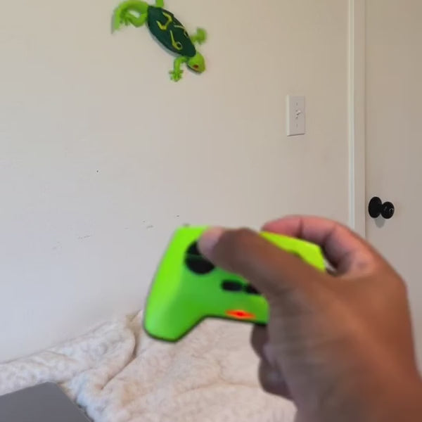Wall-climbing gecko cat toy