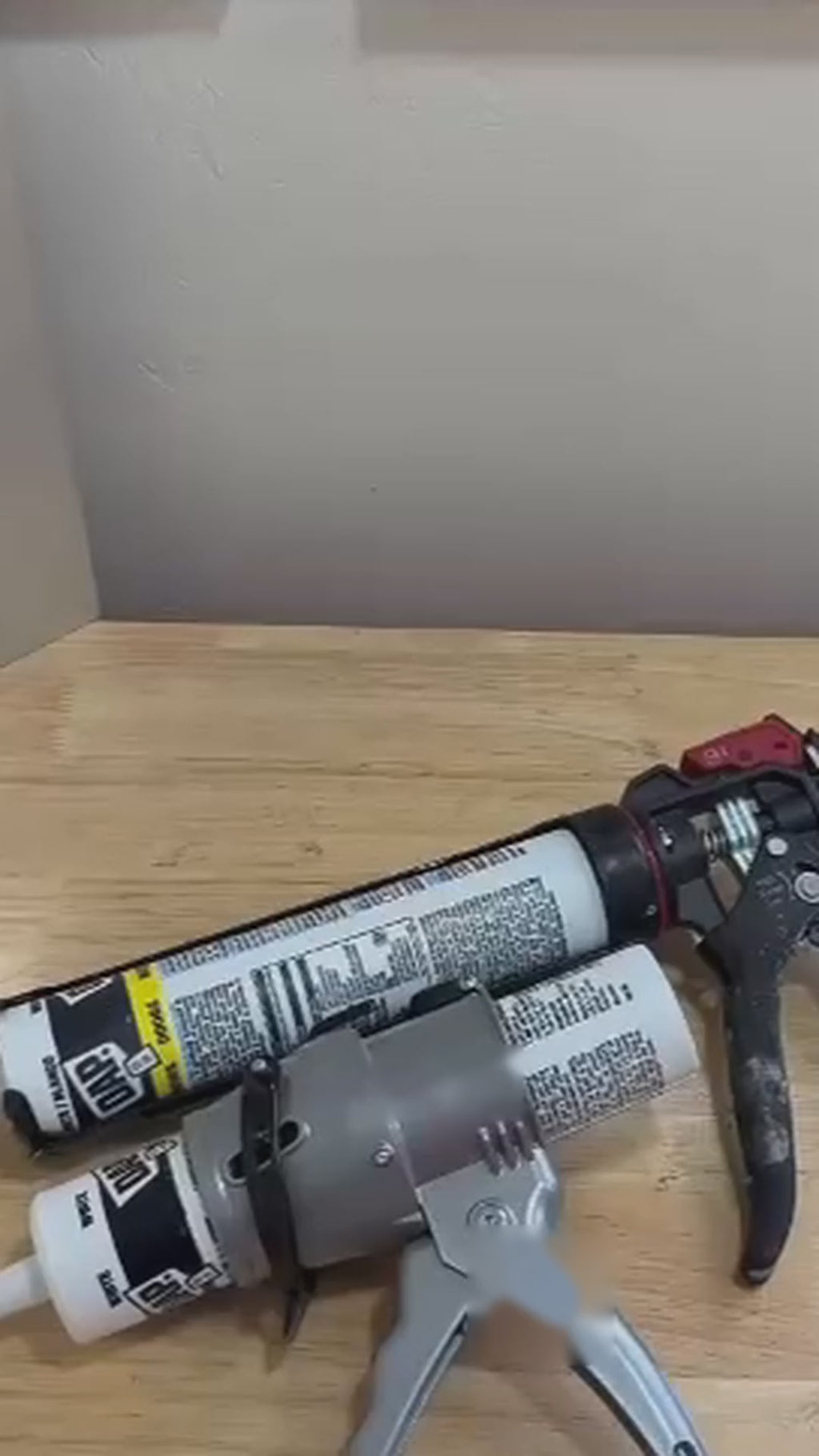 Compact No-Drip Caulking Gun