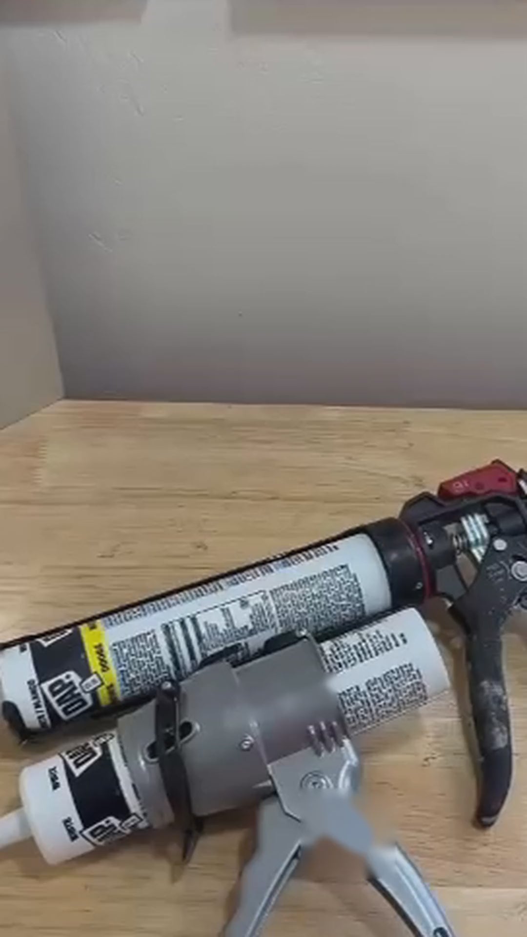 Compact No-Drip Caulking Gun
